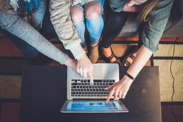 Working with a virtual assistant blog cover